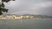 Bild eines Regenbogens auf einer Insel